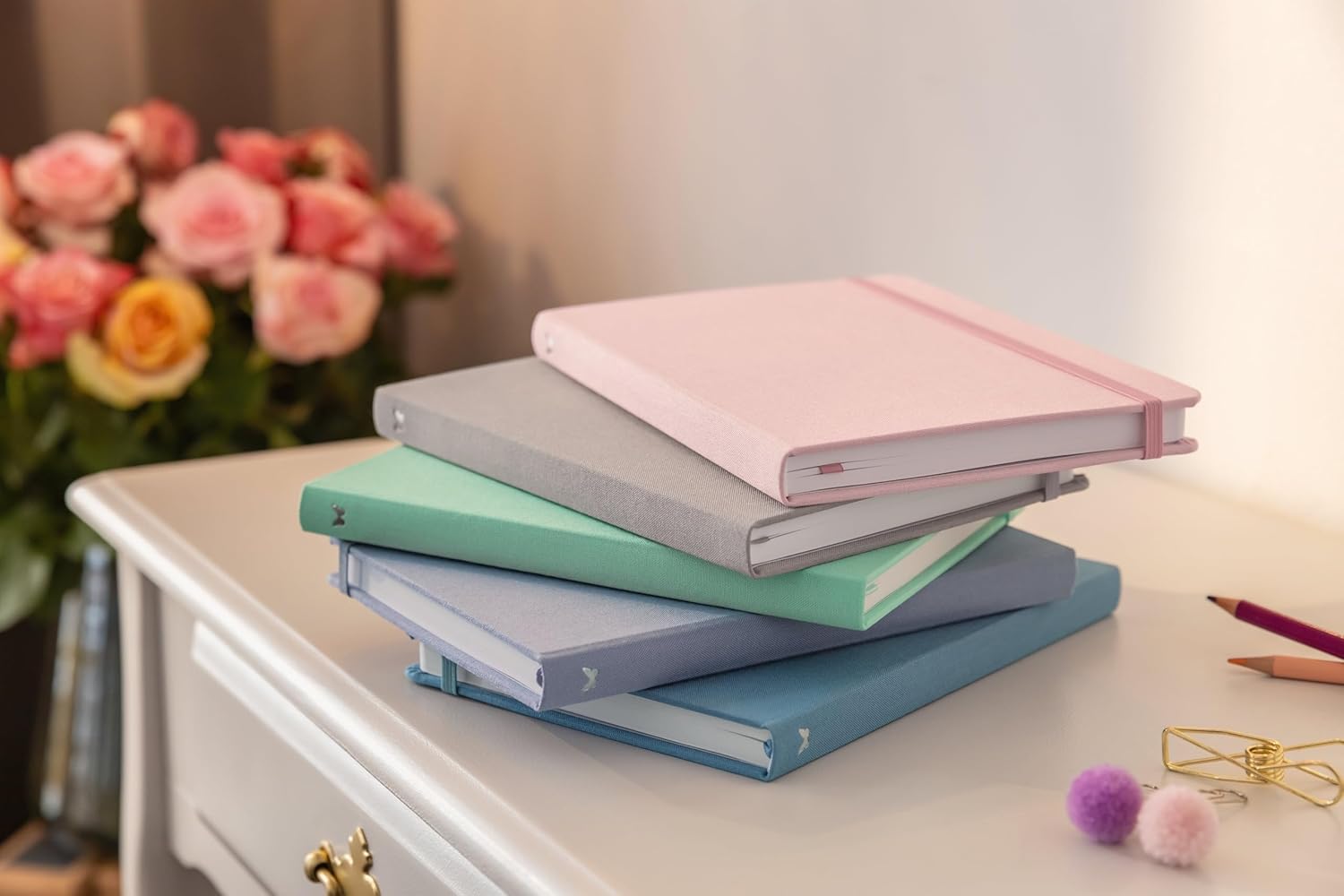 Thumbnail 5 de SIGEL JN398 Jolie Notizblock A6+ dotted (kariert), Hardcover grau/rosa – 79 Blatt mit Tasche & Gummiband