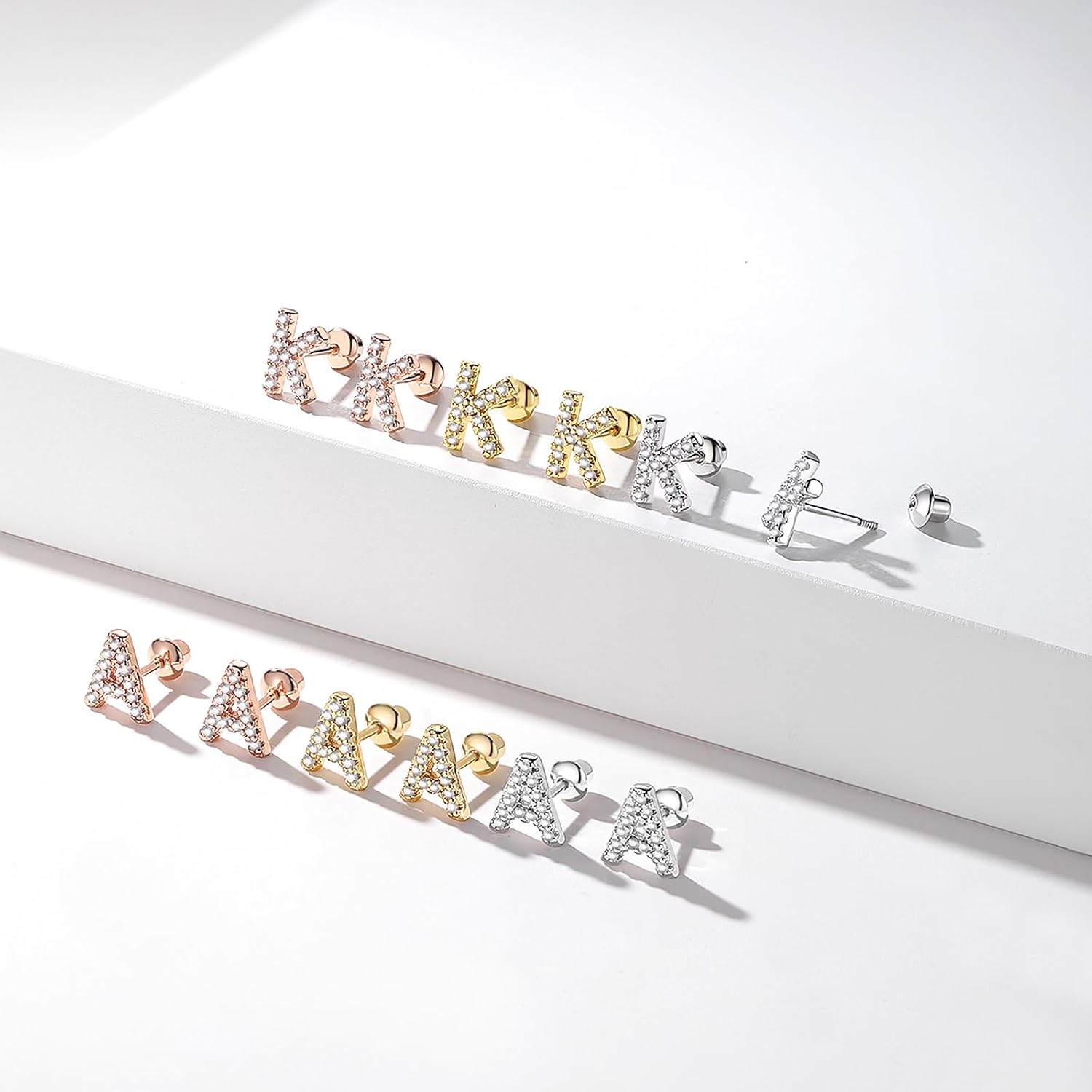 Detalle 2 de Boucles d'oreilles initiales en argent 925 TIZU – petites initiales avec zircon cubique