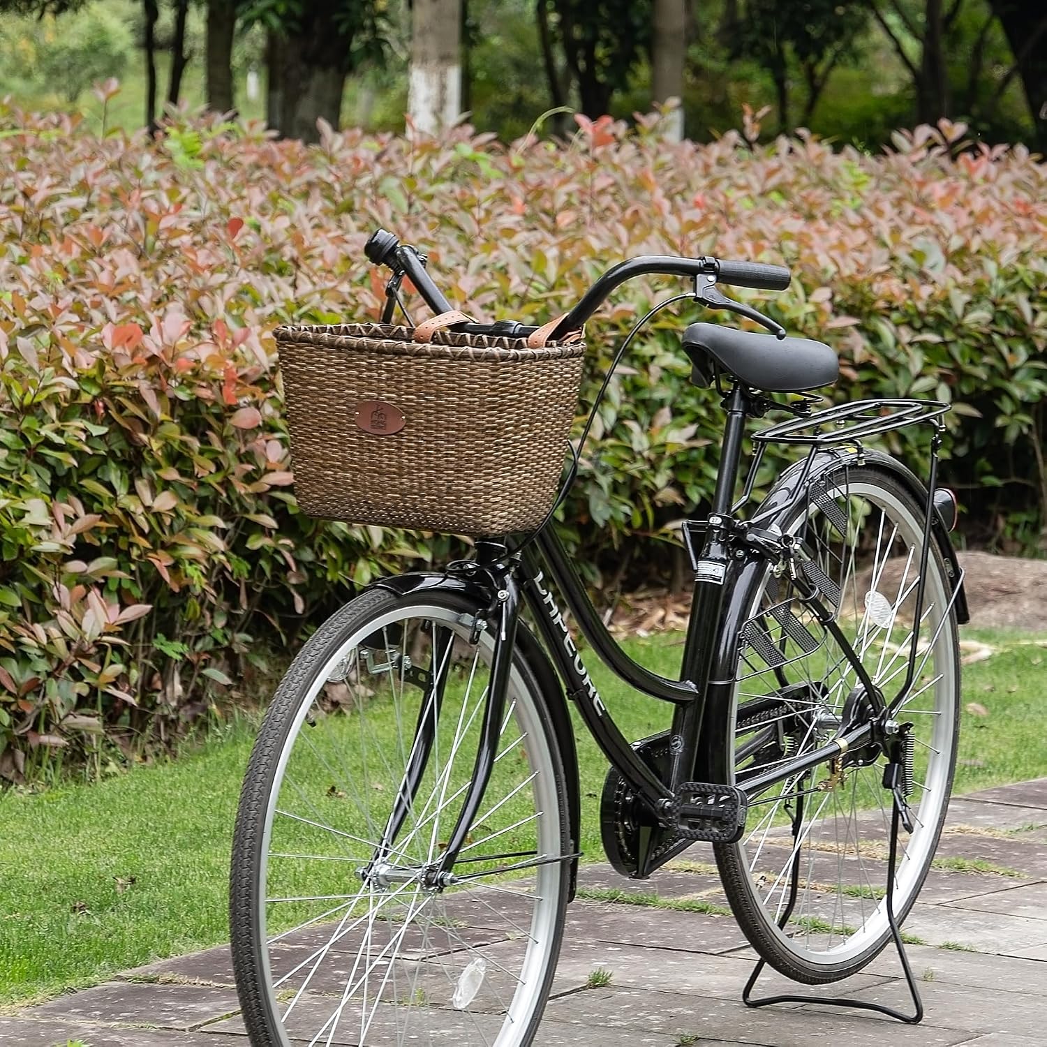 Detalle de KONG MING CAR fietsmand vooraan van handgevlochten rotan met houten bodem