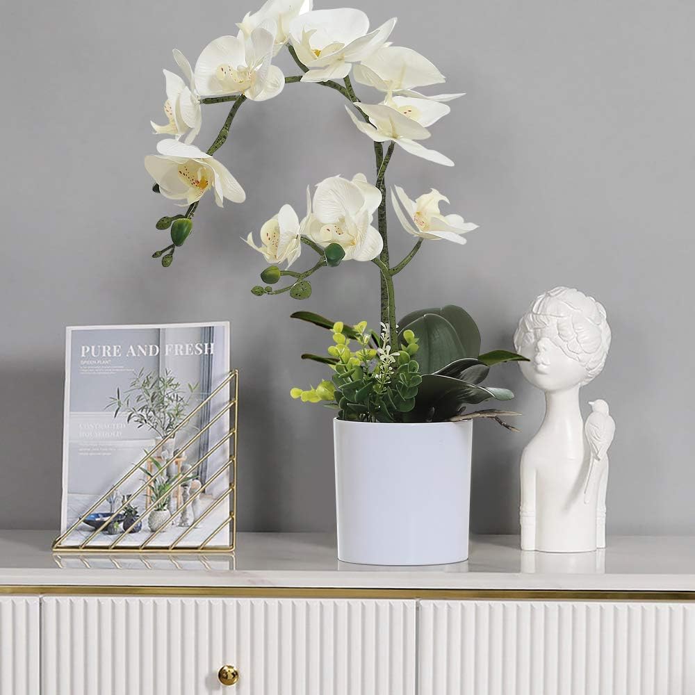 Detalle de Orchidée artificielle blanche dans pot blanc — fleur et plante réalistes pour la maison et le bureau