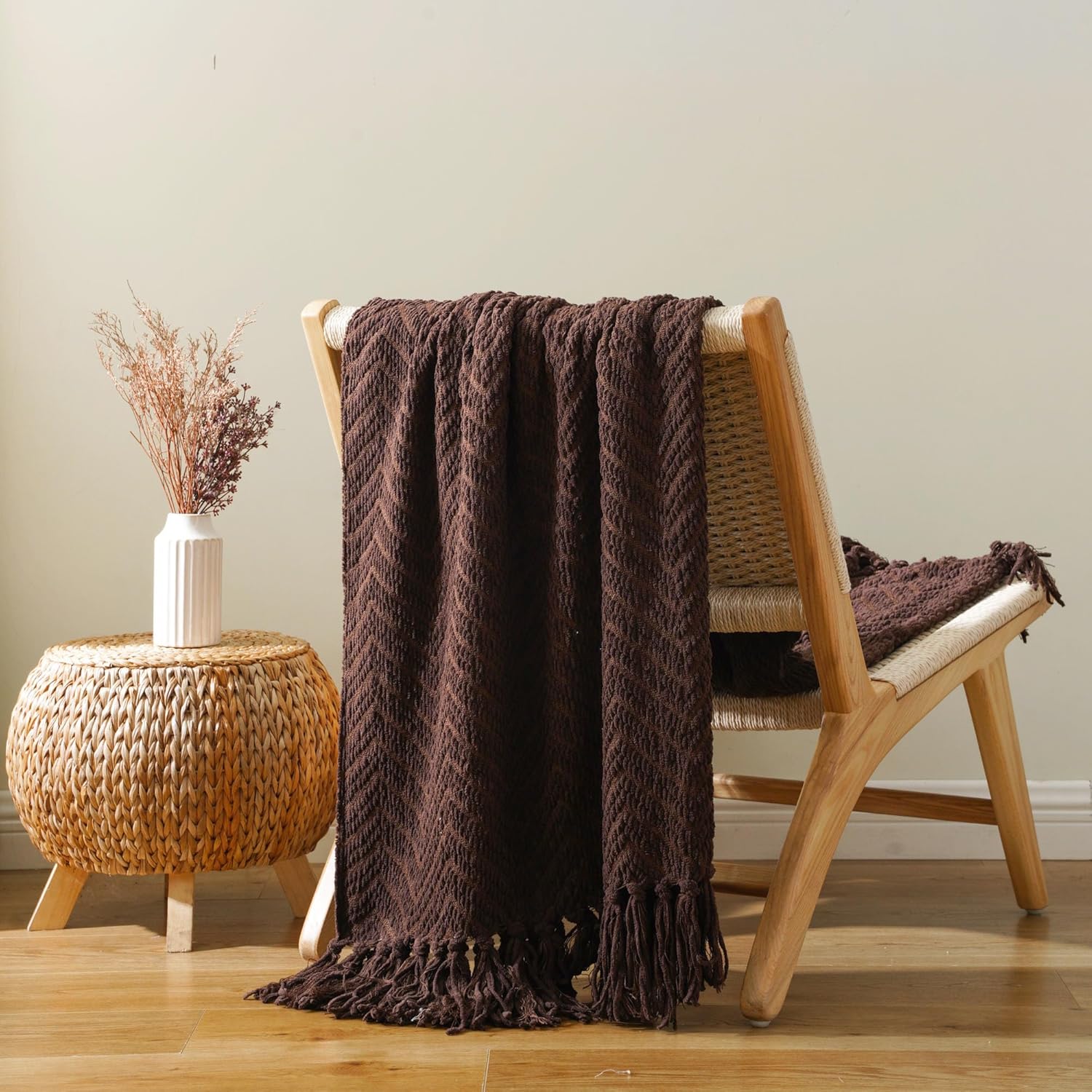 Detalle de Battilo Dark Brown 50"x60" Knit Throw Blanket with Chevron Pattern and Tassels