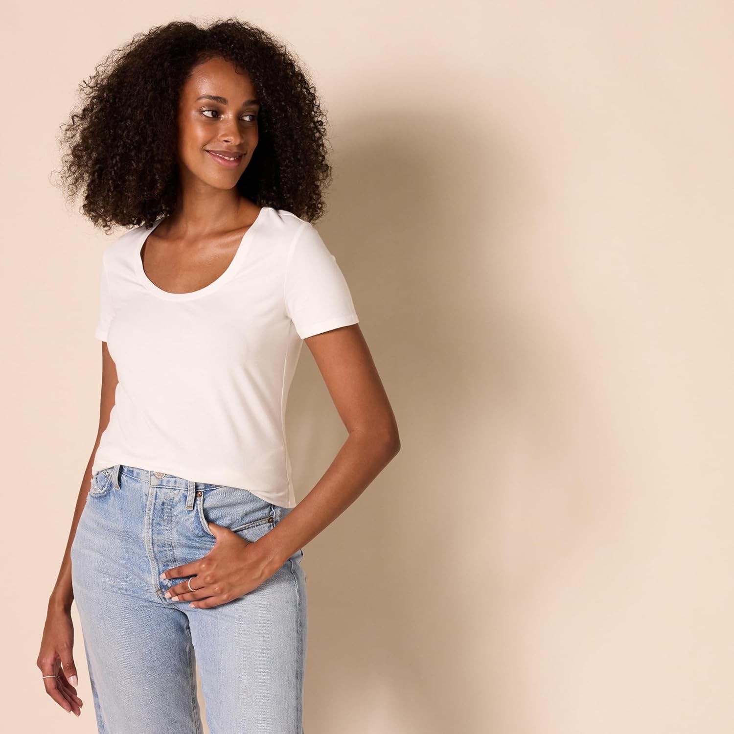 Thumbnail 2 de Amazon Essentials Damen Regular-Fit Kurzarm-T-Shirt mit U-Ausschnitt, Baumwoll-Modal-Mischung – 2er-Pack (in Übergröße)