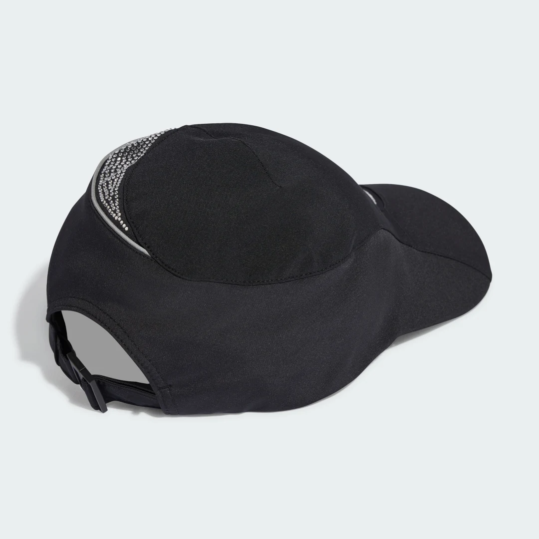 Detalle 2 de GORRA RHINESTONES de Adidas: estilo atemporal en color negro con detalles brillantes
