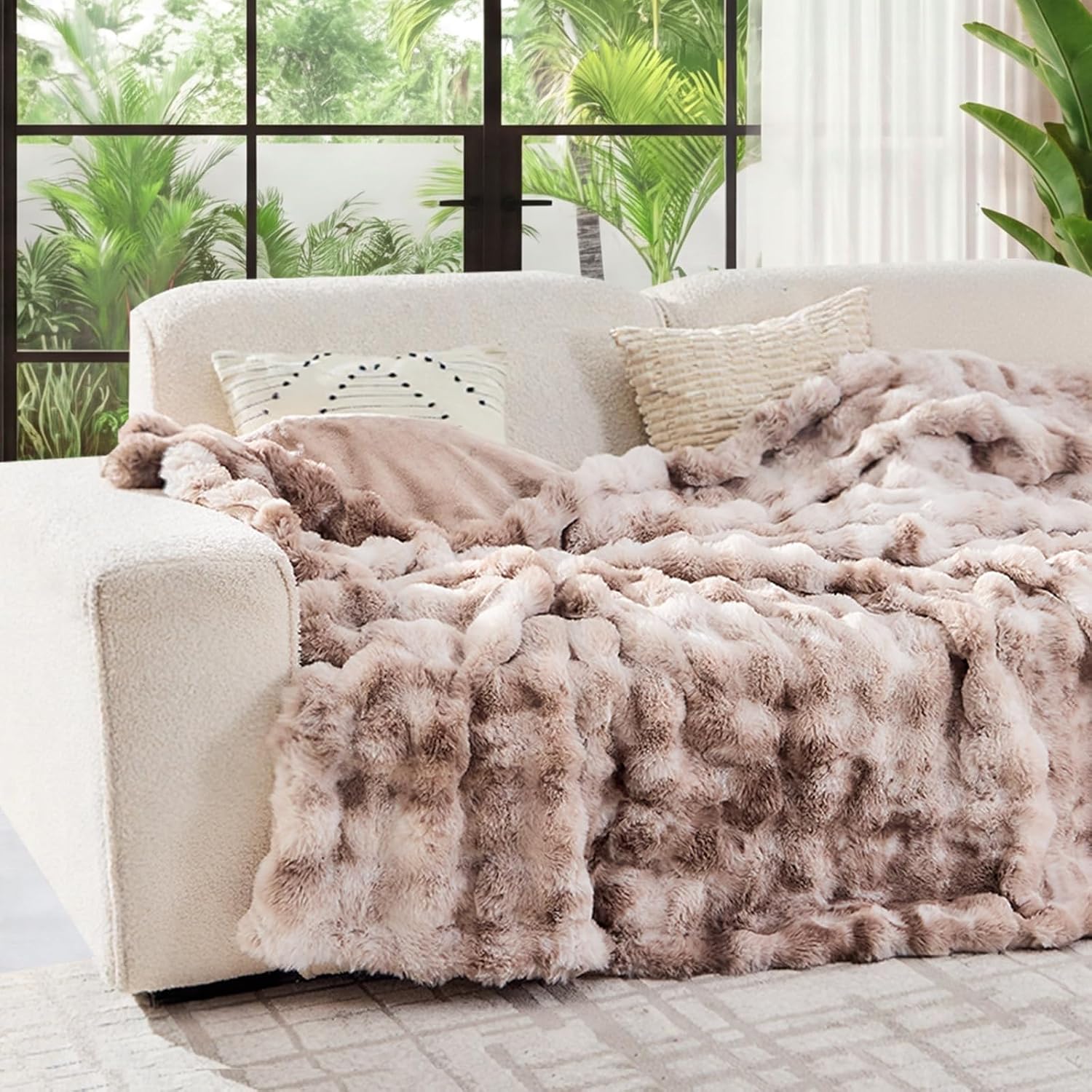 Detalle 2 de Lotus Karen Faux Fur Throw Blanket, Tie-Dye Beige, 90 x 90 Inches