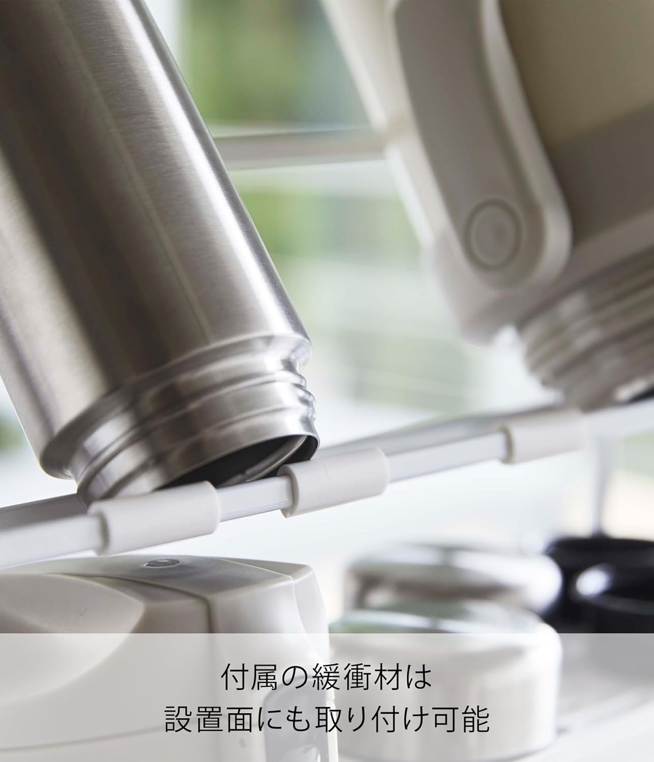 Detalle de 山崎実業 tower 5409 ワイドジャグボトルスタンド ホワイト 省スペース・2段トレー付き