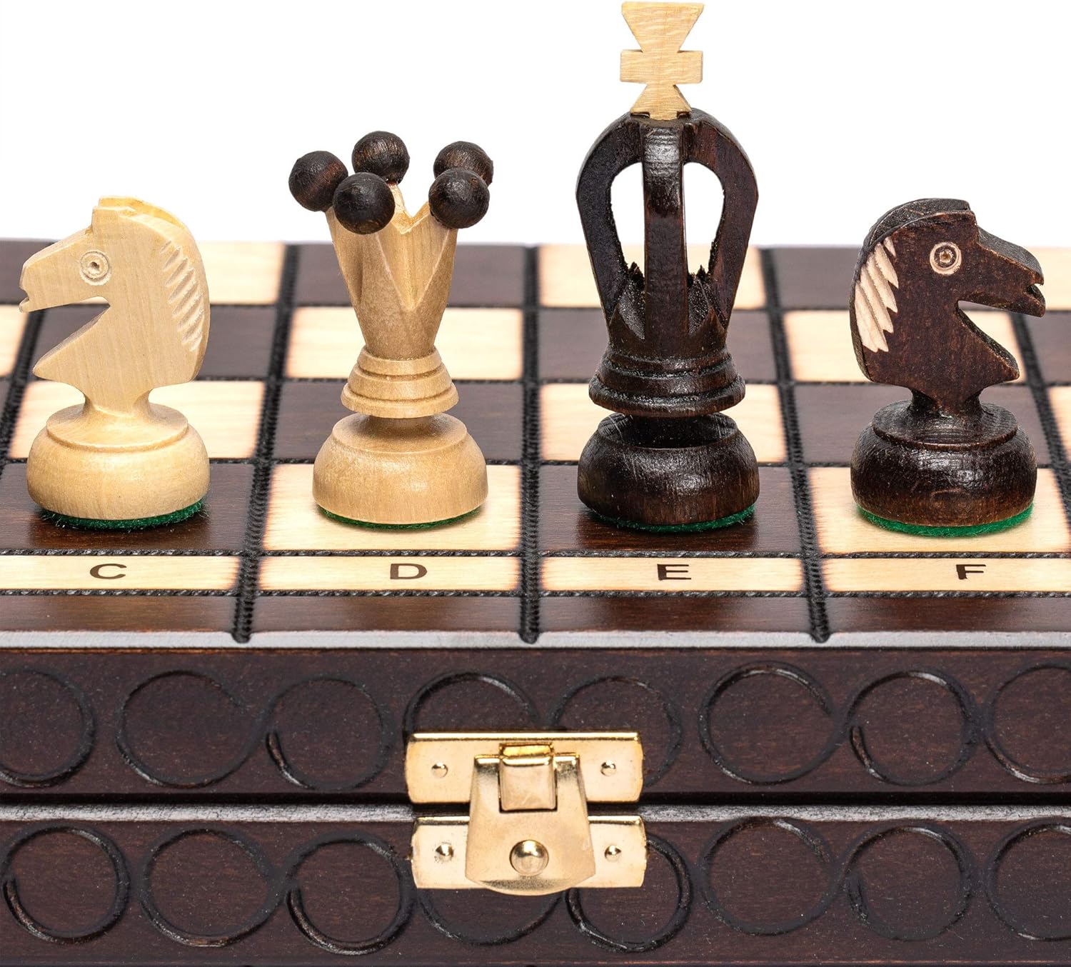 Detalle de Husaria European International Chess Wooden Game Set, King’s Classic – 35.5cm, Handcrafted Pieces & Felted Folding Board