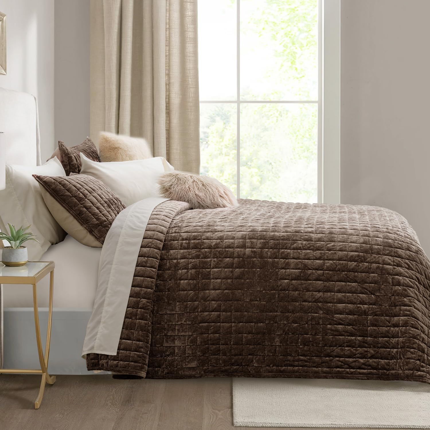Detalle de RECYCO Luxury Velvet Quilt Set King Size in Walnut Brown