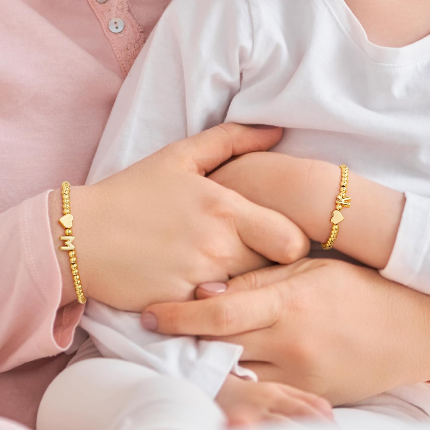Thumbnail 6 de TINGN Armband Damen Gold – 14K Vergoldet, Herz & Initialien, elastisches Perlenarmband (16,5 cm)