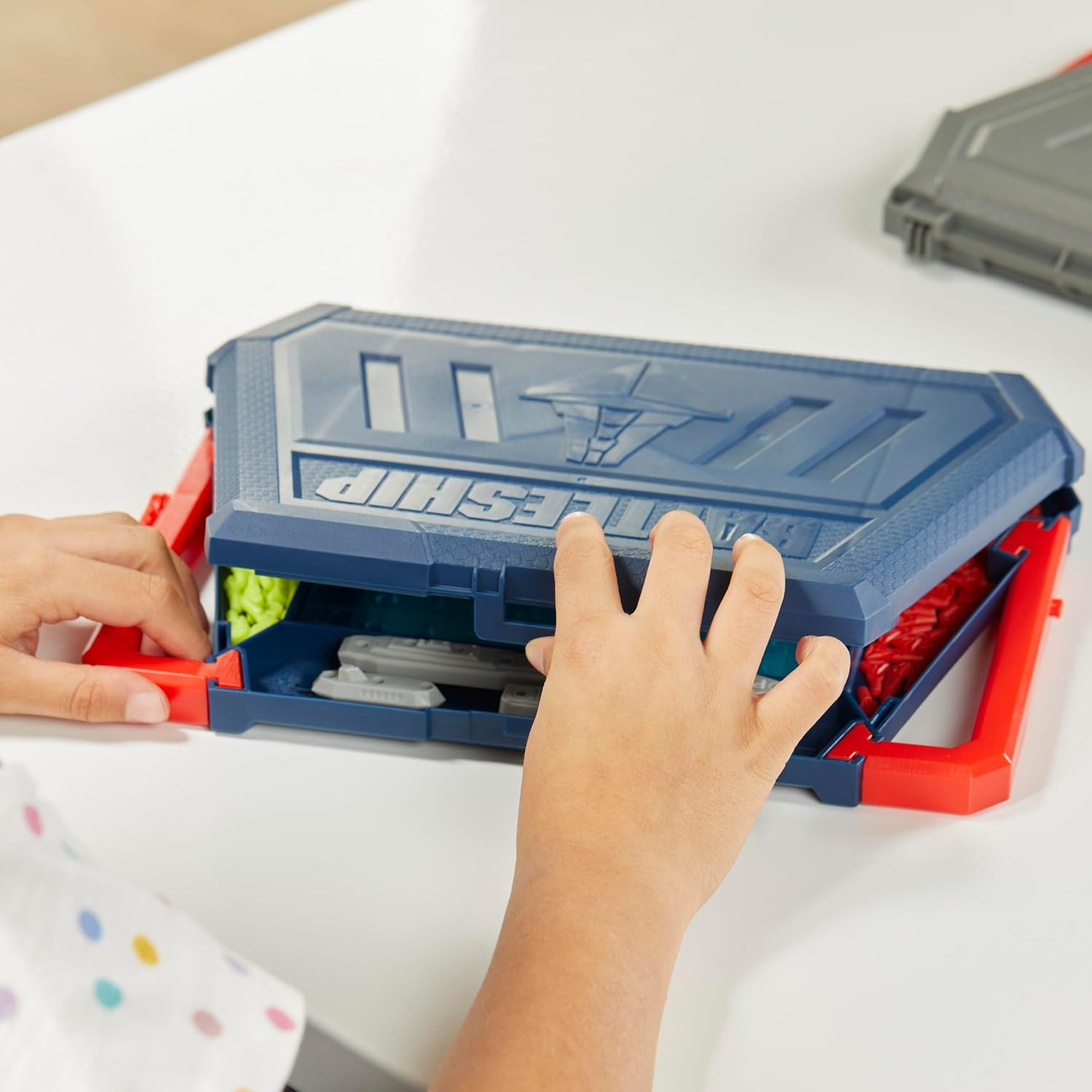 Detalle de Hasbro Gaming Battleship Classic 2人用戦略ボードゲーム、持ち運びやすくサルボ機能を搭載