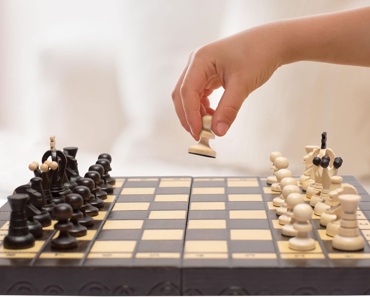 Detalle de Husaria European International Chess Wooden Game Set, 'King's Continental' — 35 cm Medium Folding Board with Handcrafted Sycamore Pieces
