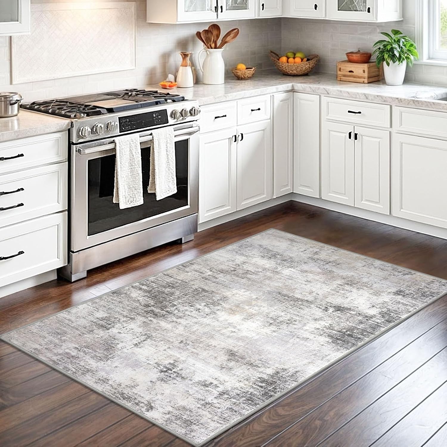Detalle de IOHOUZE Abstract Area Rug 3x5 ft — Washable, Non-Slip Entryway Rug in Grey/Beige