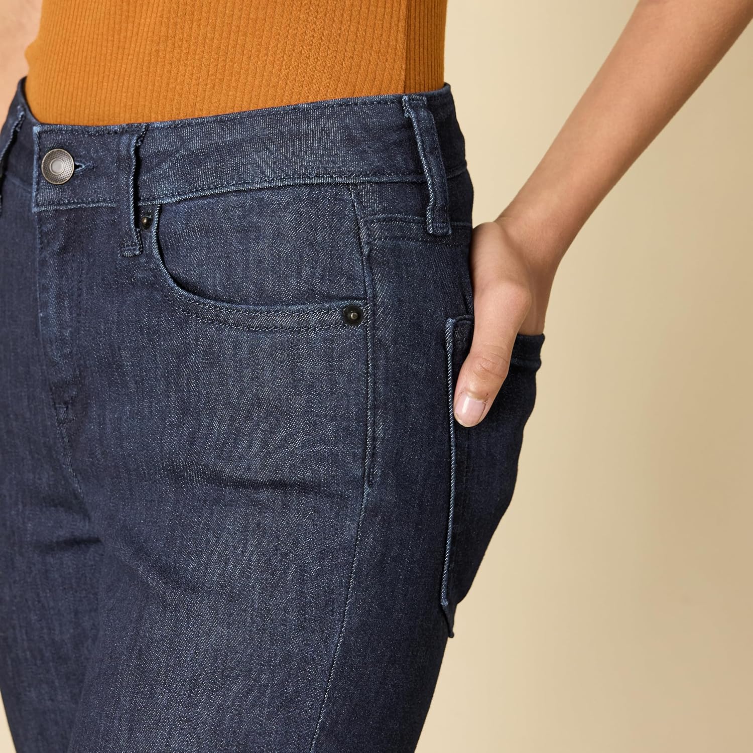 Detalle de Amazon Essentials Damen Stretchige Slim-Bootcut-Jeans Mittelhoher Bund – Auslaufmodell