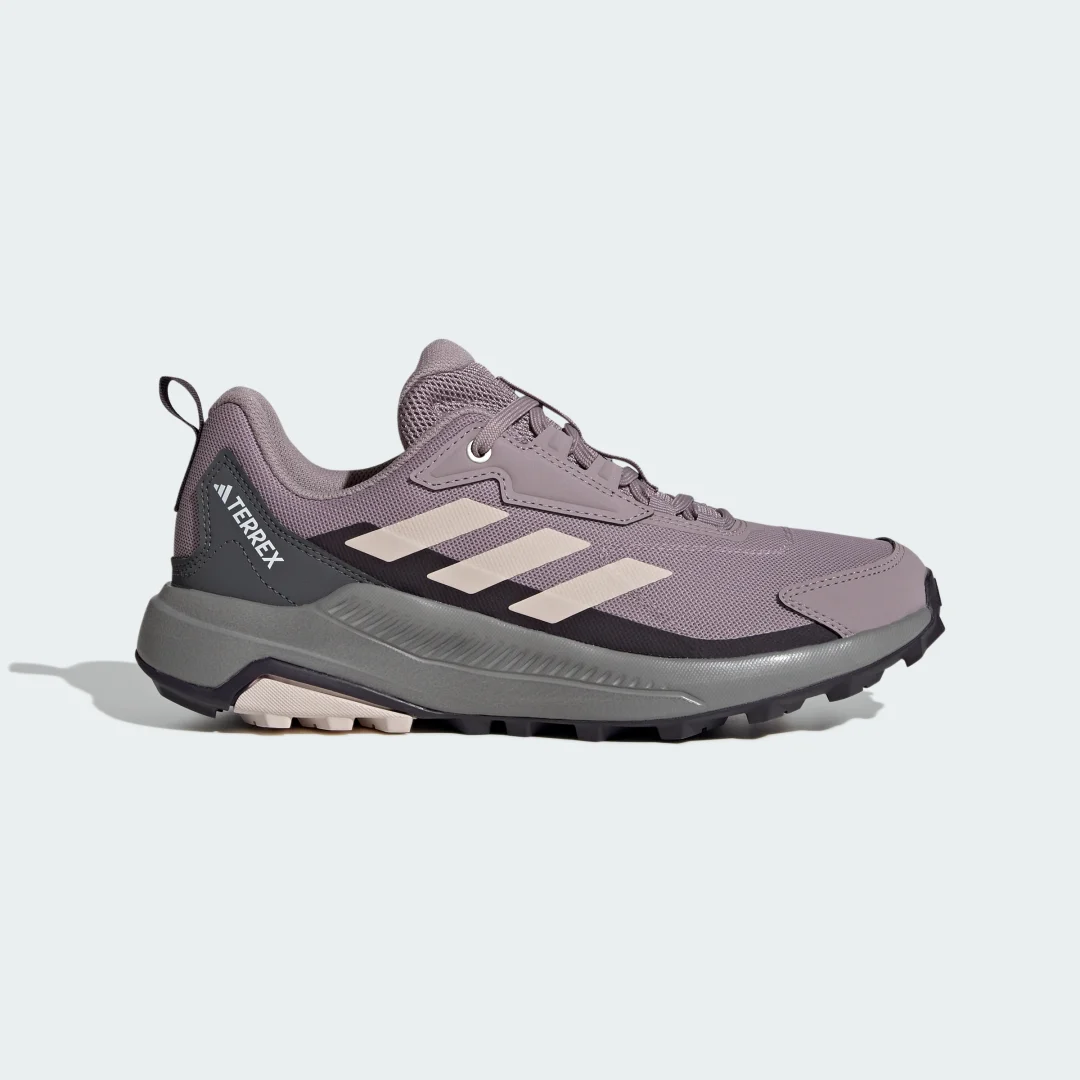 Detalle de Zapatilla Terrex Anylander Hiking de Adidas: resistencia y confort para tus rutas, en violeta