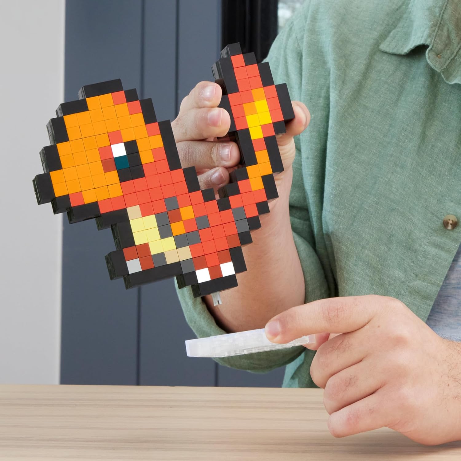 Thumbnail 2 de MEGA Pokémon Showcase – Charmander pixel art retrò da costruire (349 pezzi, base per esposizione) HTH76