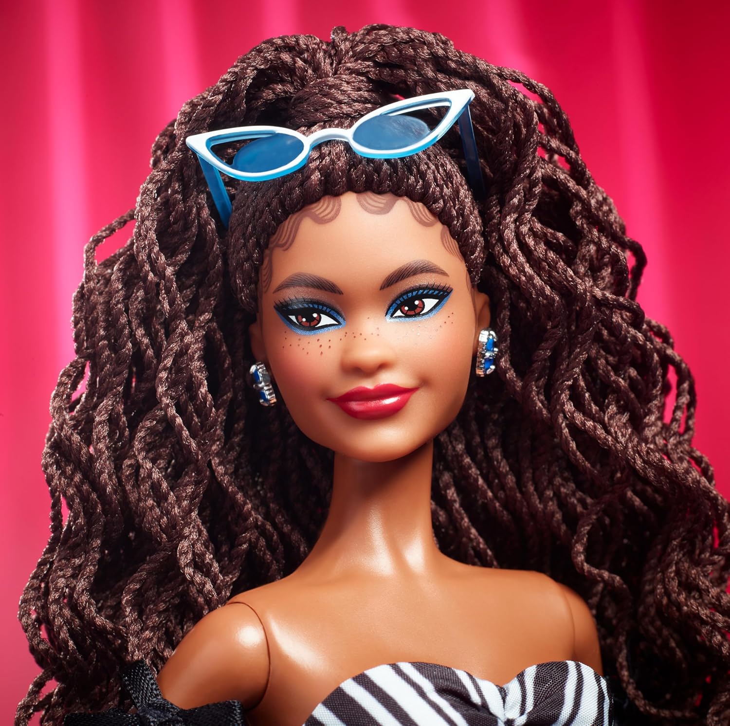 Thumbnail 2 de Barbie Signature 65ème Anniversaire Poupée de Collection HRM59 – Élégance intemporelle