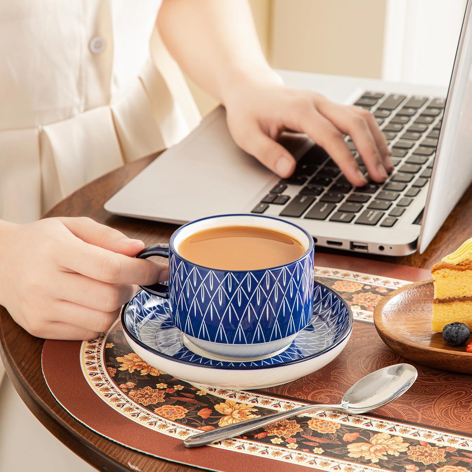 Detalle de Vancasso SELENE 4-tlg. Espressotassen Set – 270 ml, blau-weißes Blumenmuster mit Ständer und stapelbarem Design