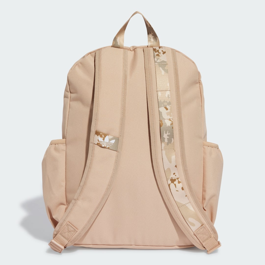 Detalle 2 de Mochila Camo Beige de Adidas: versátil y discreta para el día a día