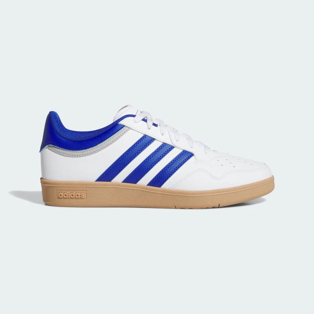 Detalle de Hoops 4.0 de Adidas: zapatilla blanca versátil para uso diario
