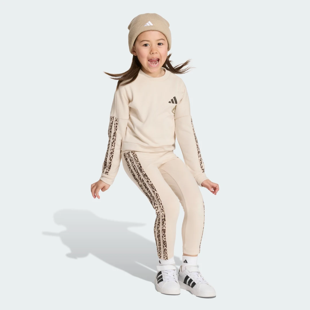 Detalle de Conjunto con mallas y estampado animal de Adidas – Beige
