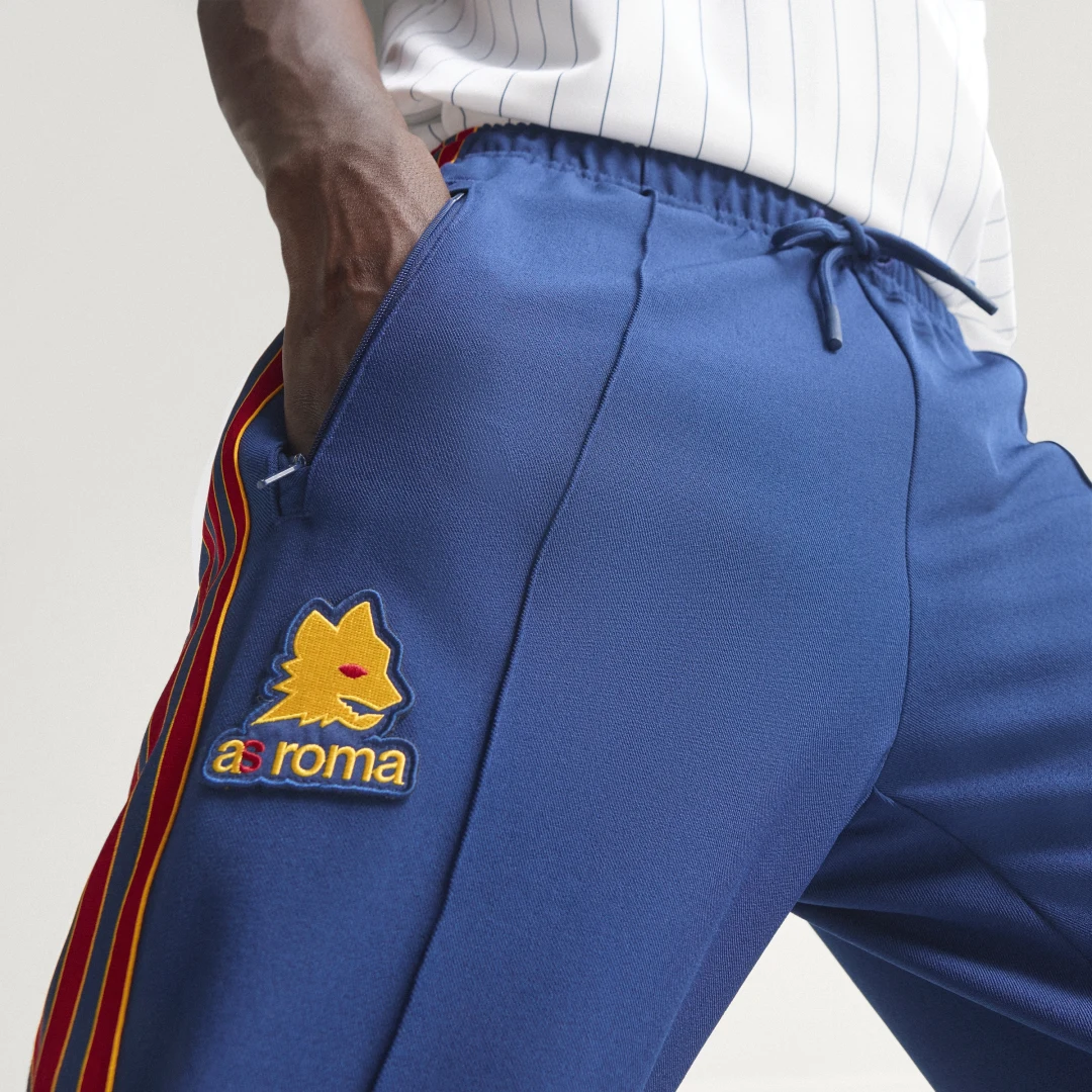 Detalle de Pantalón AS Roma Terrace Icons de Adidas (Azul)