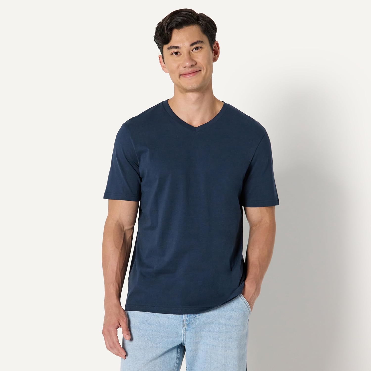Thumbnail 3 de Amazon Essentials Herren Kurzärmeliges T-Shirt mit V-Ausschnitt (normale Passform)