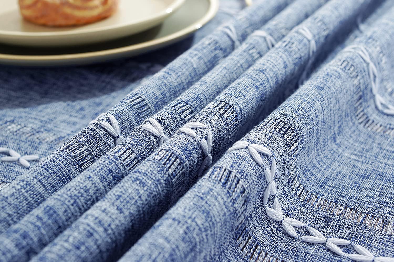 Detalle 2 de Chassic 60 x 120 Inch Rectangular Tablecloth in Hemstitch Blue