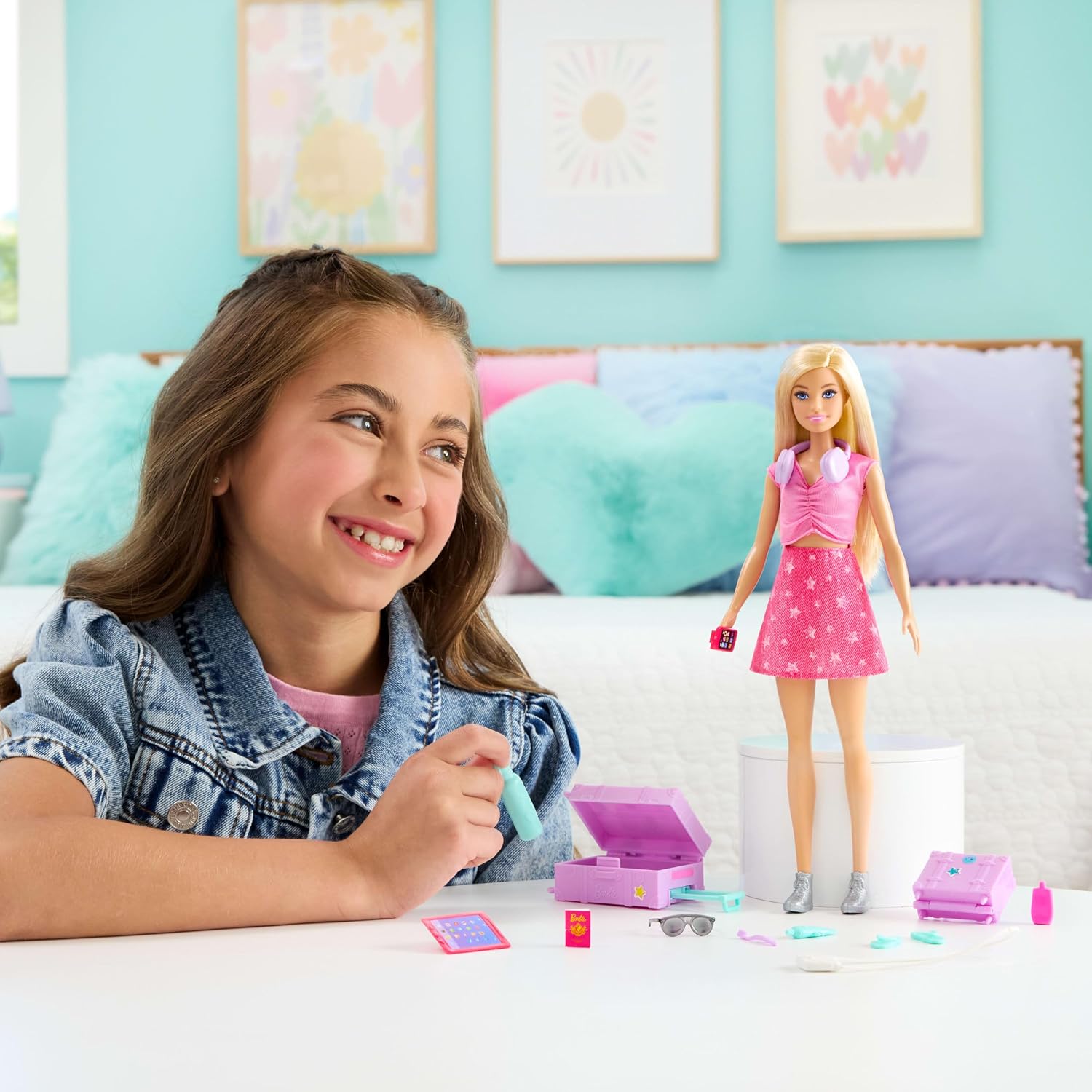 Detalle 2 de Barbie JMJ47 Family & Friends Malibu Limitless Adventure blonde pop met reisaccessoires
