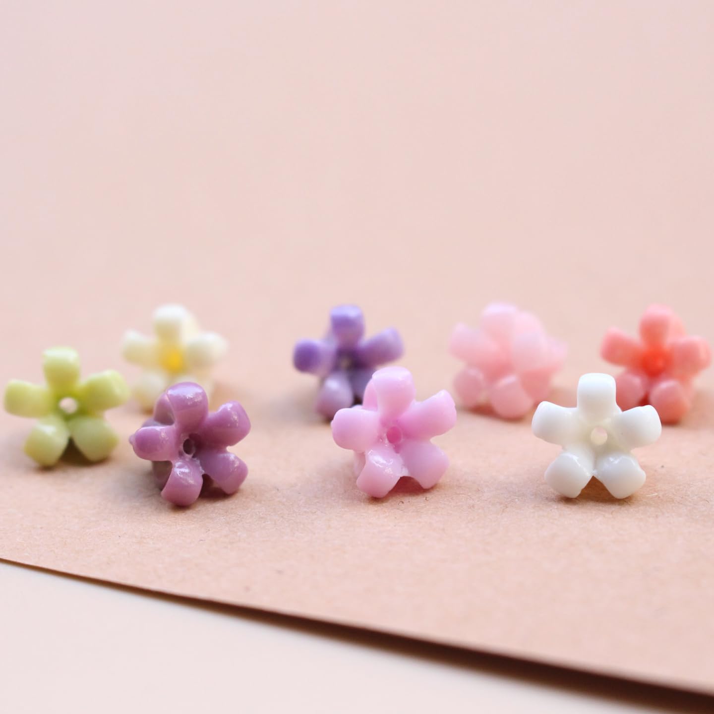 Detalle de Hanyuanbeads 12mm クラウンフラワー人工サンゴビーズ 100個入り ミックスカラー