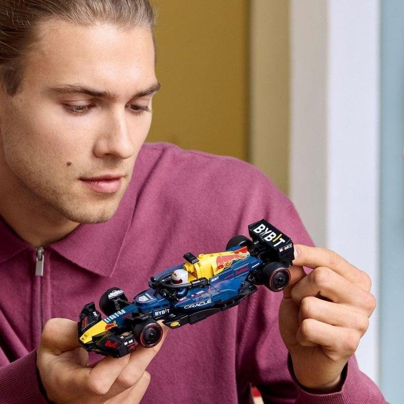 Detalle 2 de Lego Speed Champions: Oracle Red Bull RB20 F1 (77243) – Una réplica ideal para coleccionistas y fans de Fórmula 1