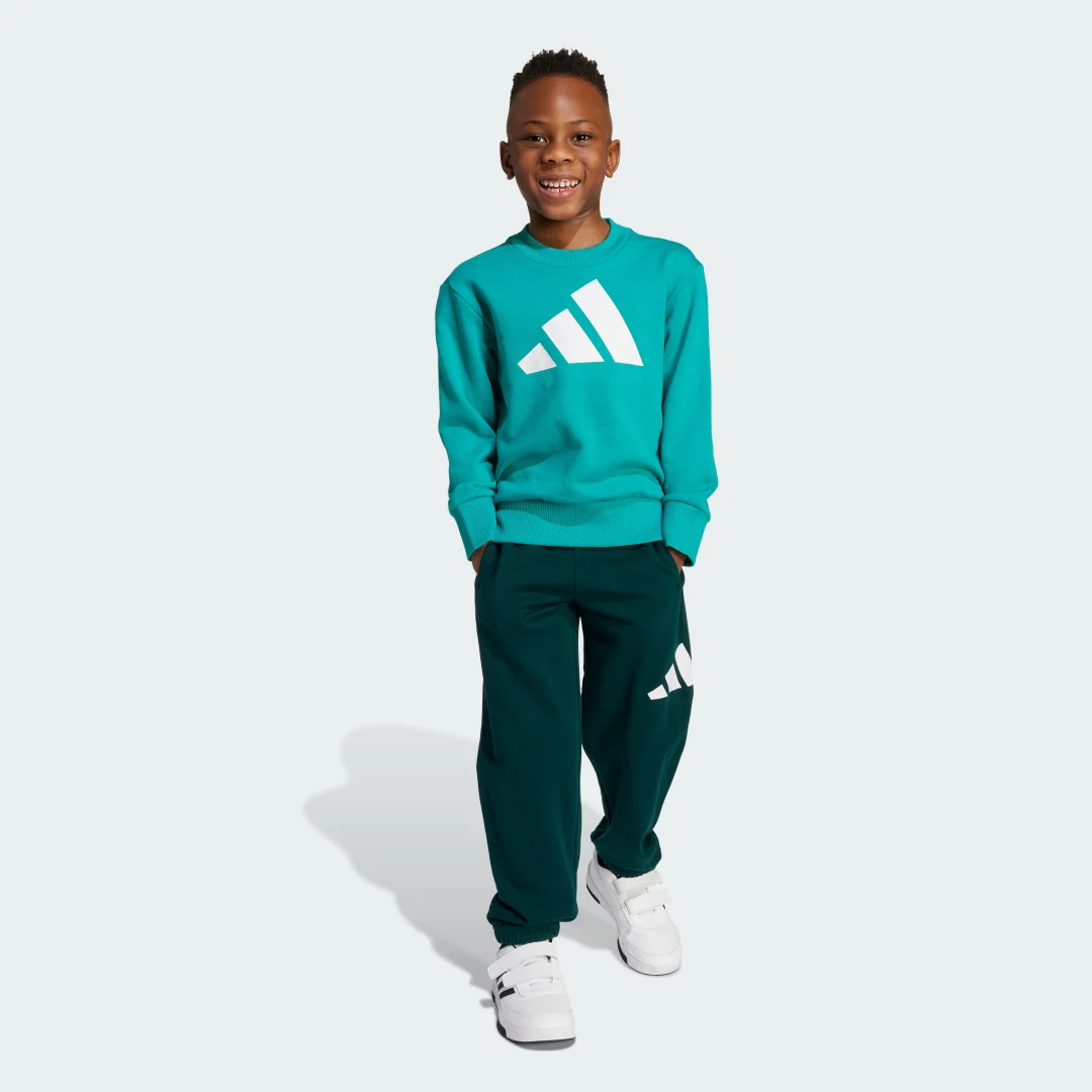 Detalle de Conjunto Essentials (Niños) de Adidas: sudadera y pantalón en verde