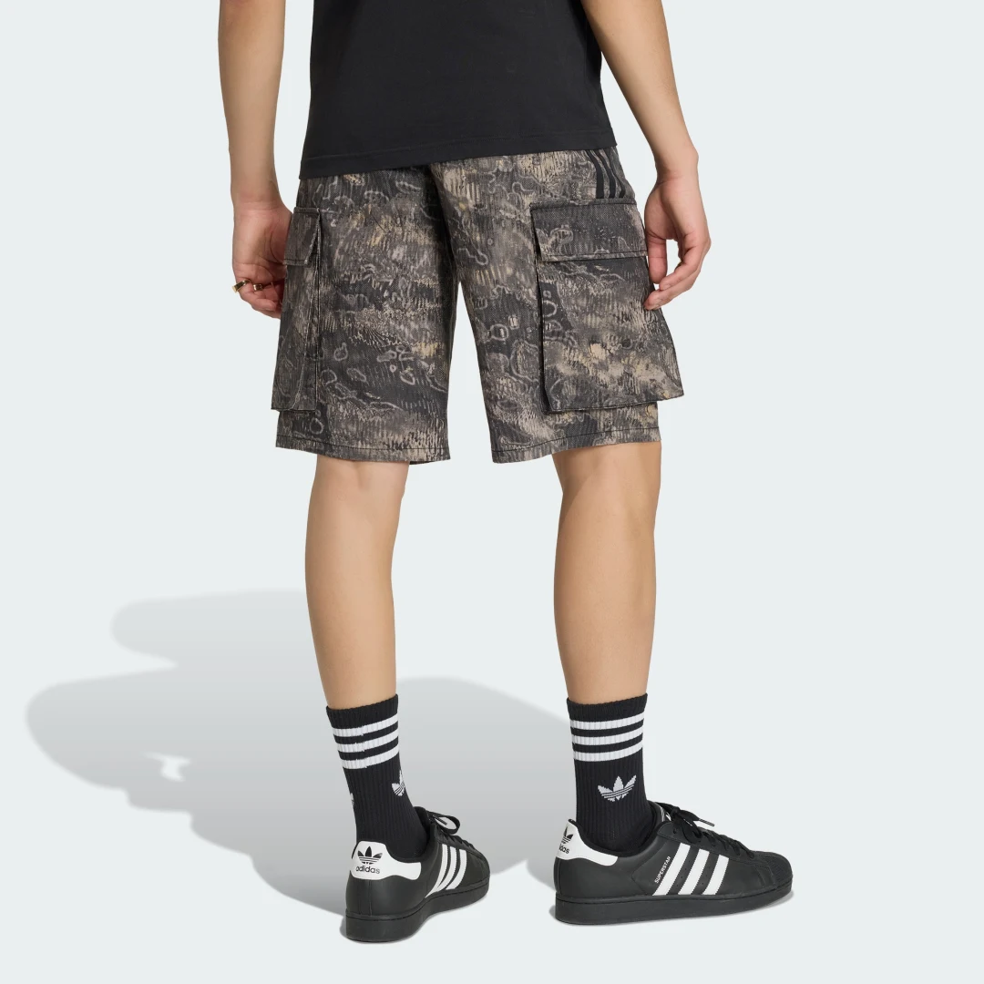Detalle 2 de Pantalones cortos cargo Adil(enium) Season 5 AOP de Adidas – Blanco
