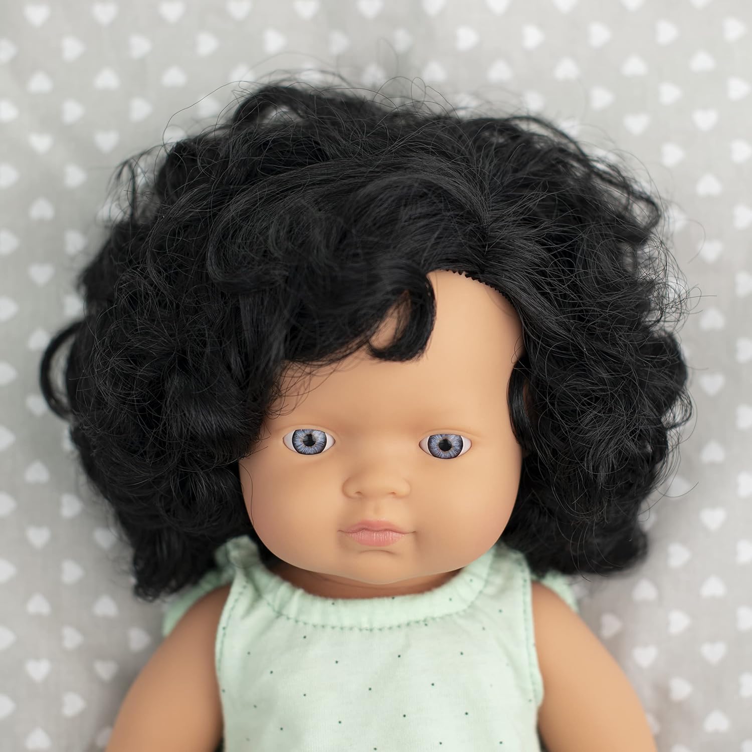 Thumbnail 2 de Miniland Europäische Babypuppe Mädchen mit schwarzen Locken, 38 cm – inkl. Unterwäsche & Geschenkbox (31262)