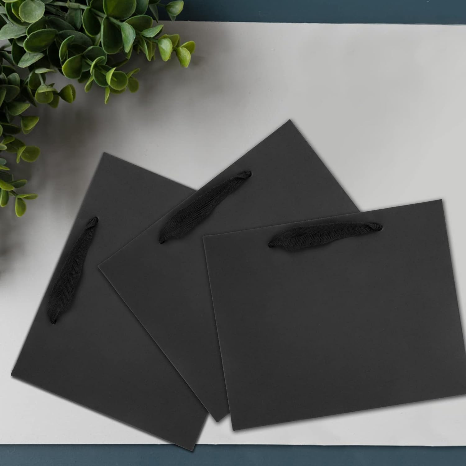 Detalle de Ronvir 25pc Small Gift Bags (22 x 10 x 18cm) Recyclable Black Paper Bags with Handles