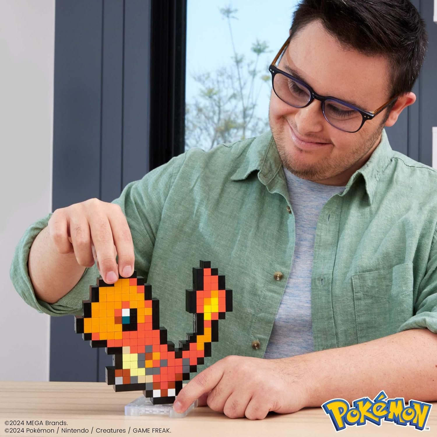 Thumbnail 1 de MEGA Pokémon Showcase – Charmander pixel art retrò da costruire (349 pezzi, base per esposizione) HTH76