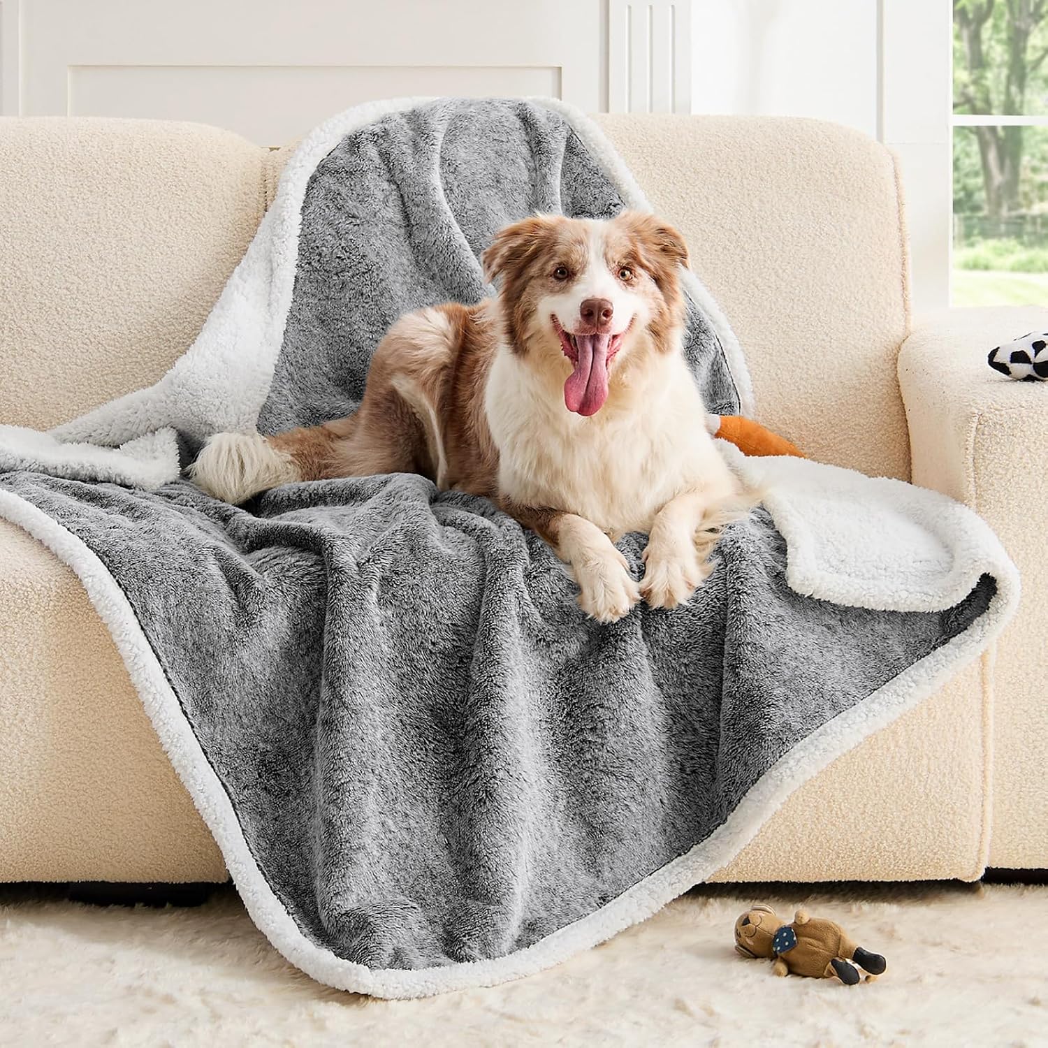 Detalle de ChiXnuggle XL Waterproof Dog Blanket, Reversible Faux Fur and Sherpa, Dark Gray