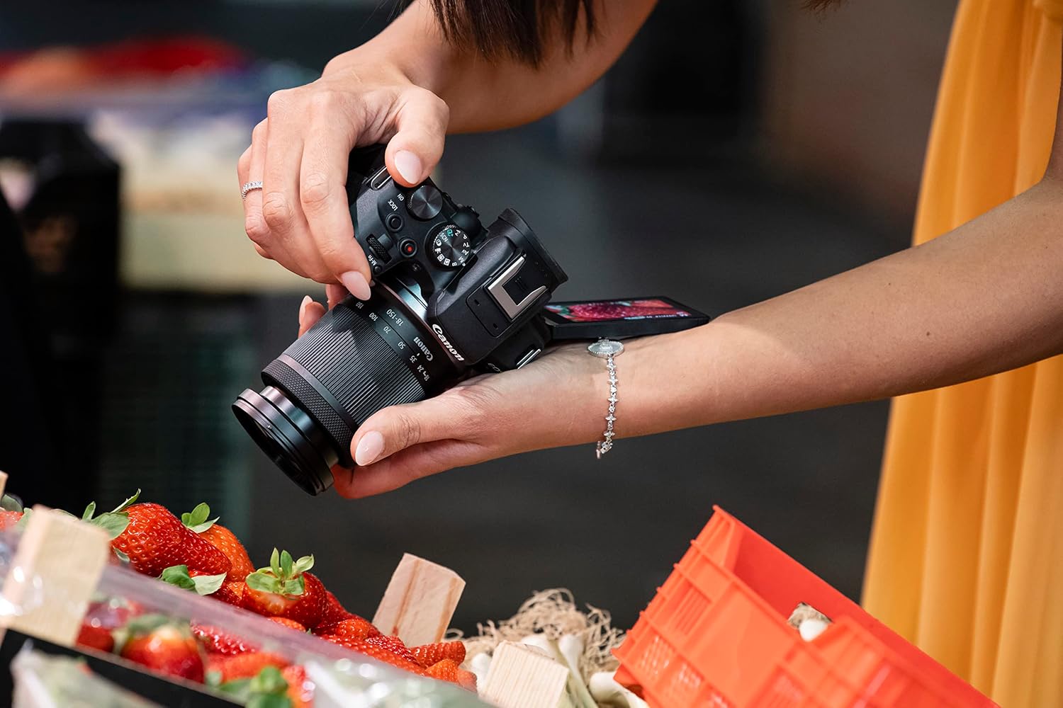 Thumbnail 5 de Canon EOS R10 24.2MP compact mirrorless camera