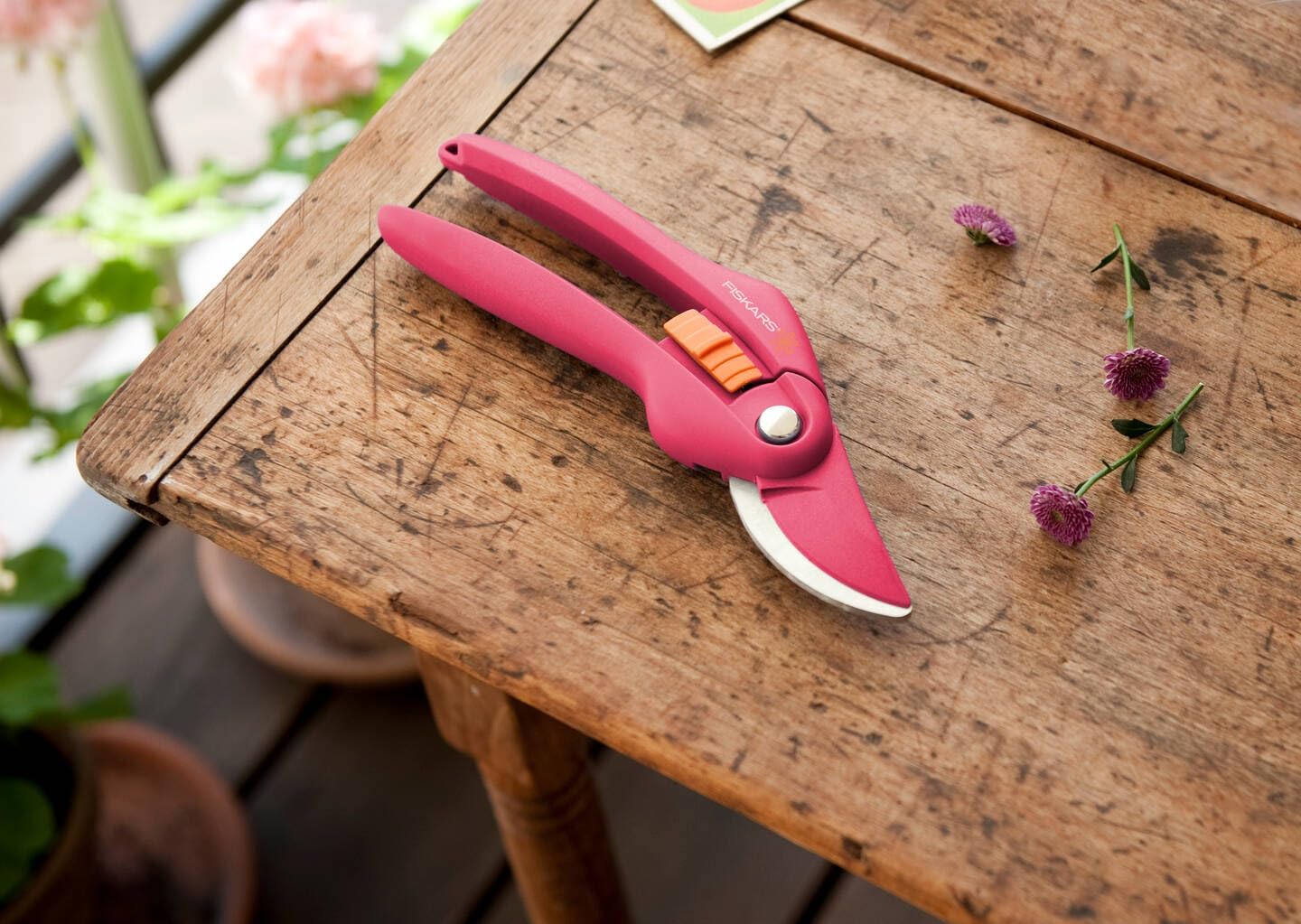 Detalle de Fiskars Bypass-Gartenschere 20 cm – Antihaft, Karbonstahl, pink/orange (Modell P26, 1003657)