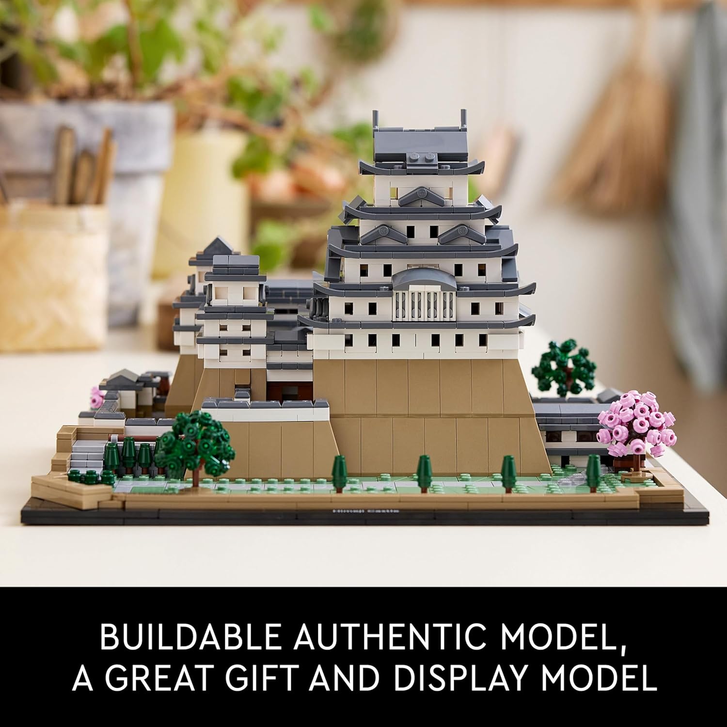 Thumbnail 5 de LEGO Architecture Himeji Castle (21060) set — Japanese culture model kit with buildable cherry blossoms