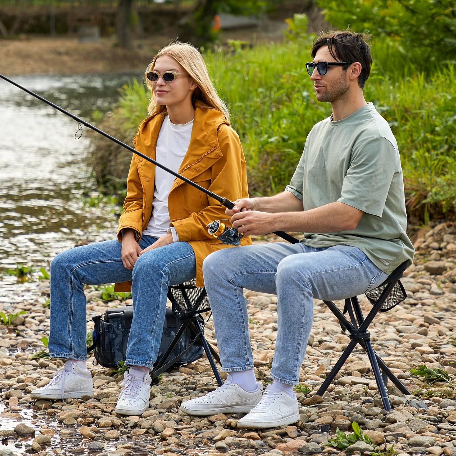 Thumbnail 1 de EVER ADVANCED Folding Stool Tripod Tall (53 cm) lightweight camping stool, black, supports up to 102 kg