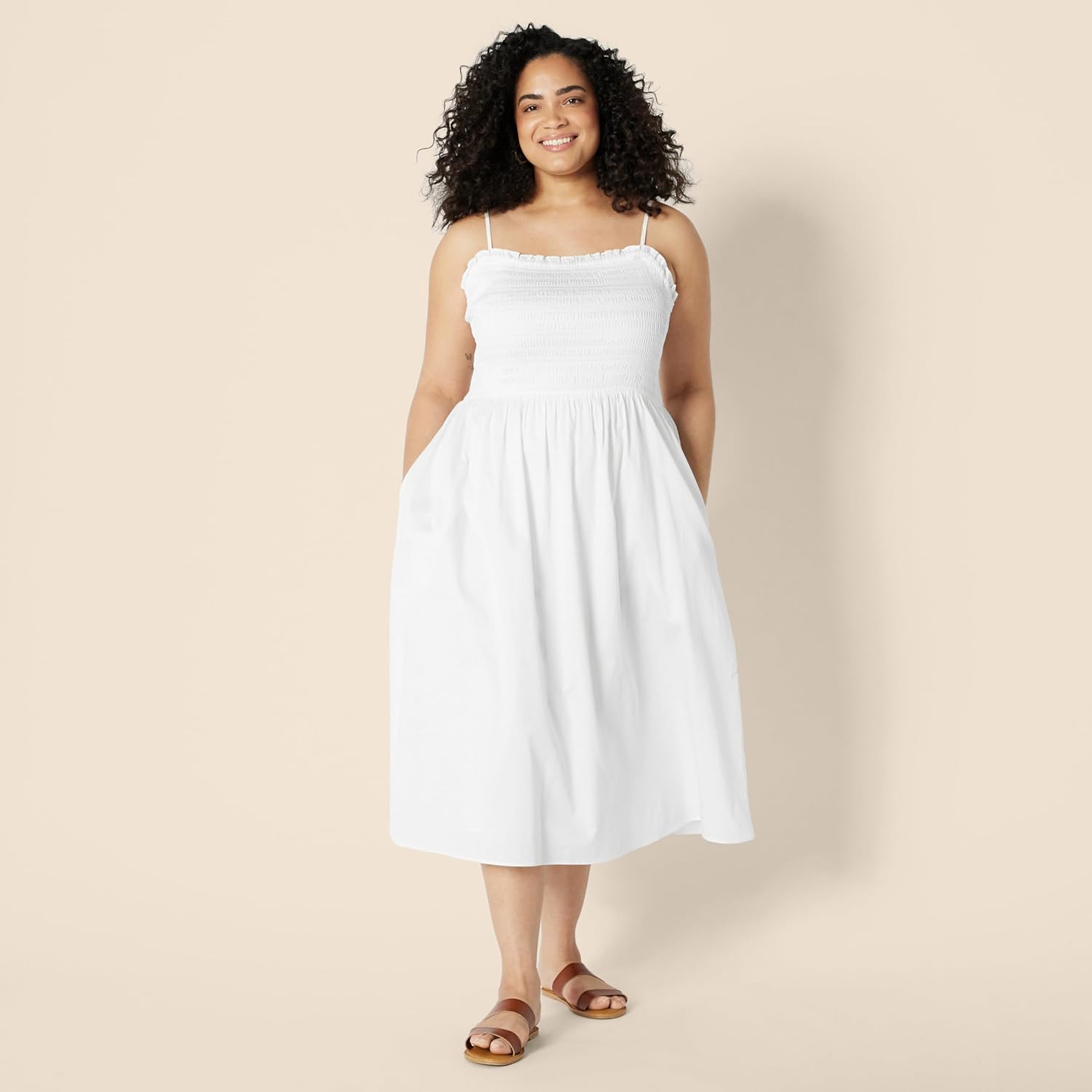 Thumbnail 5 de Amazon Essentials Women’s Regular-Fit Cotton Sateen Smocked Bodice Midi Dress