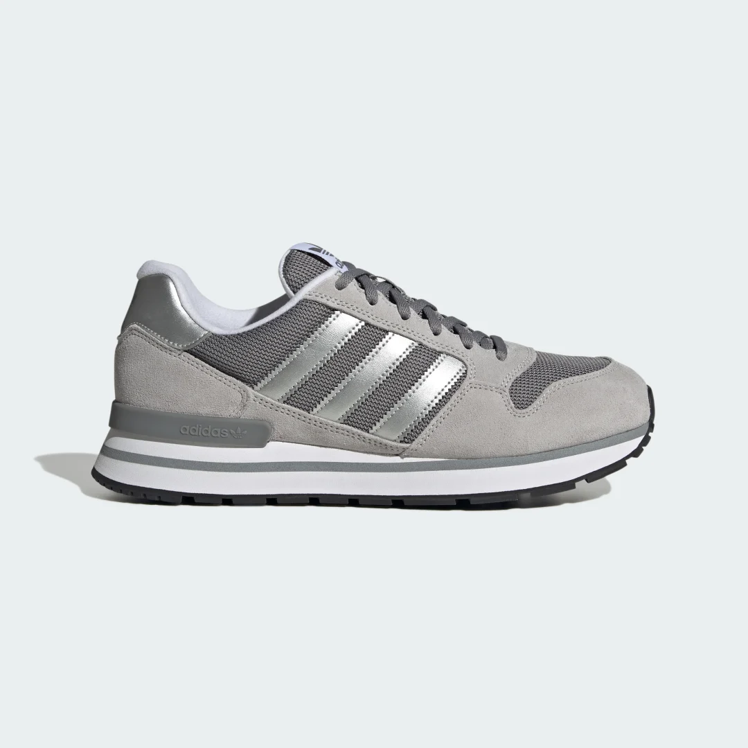 Detalle de ZAPATILLA ZX 500 RS de Adidas — gris, comodidad y estilo urbano