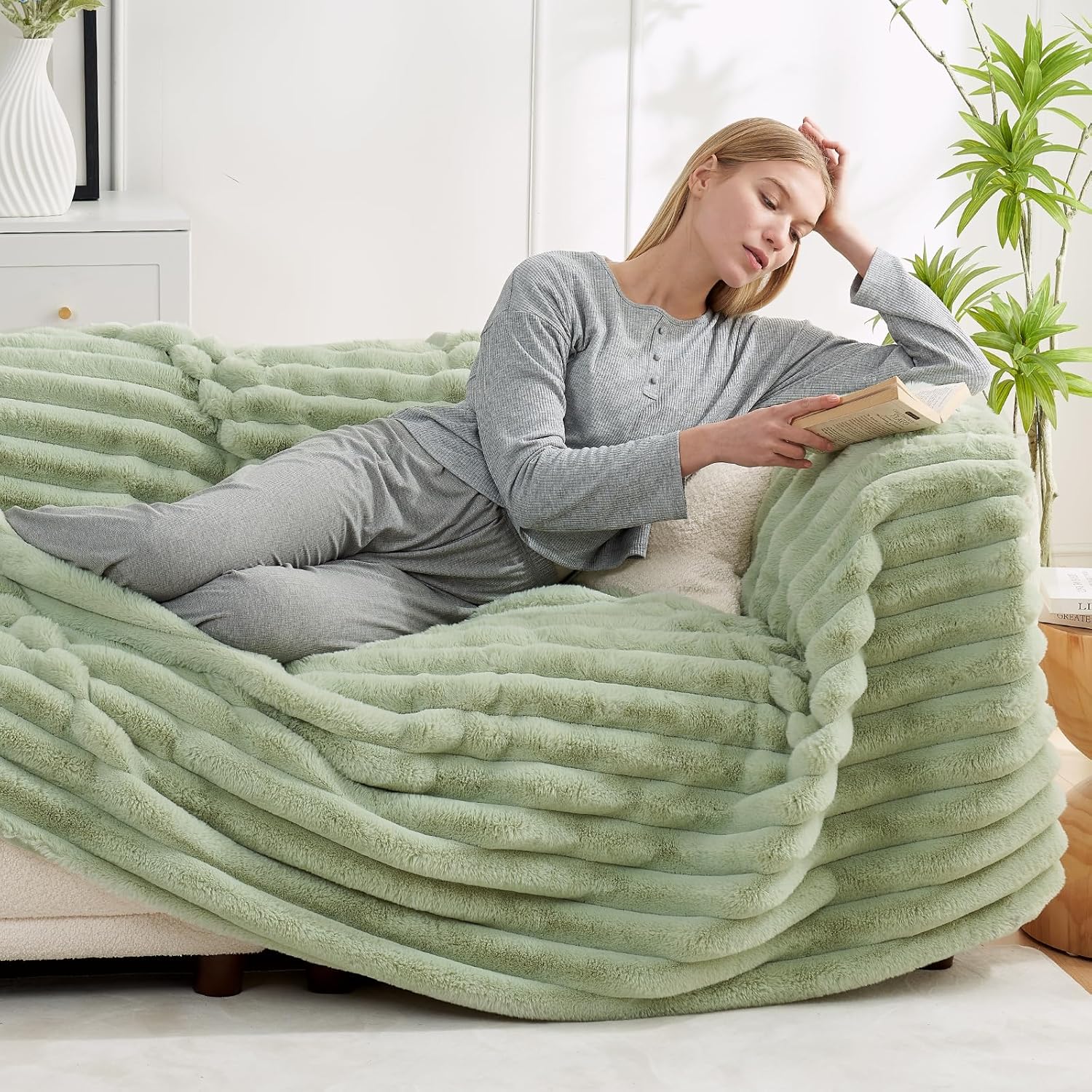 Detalle 2 de Cozy Bliss Faux Fur Throw Blanket 50 x 60 in ๐