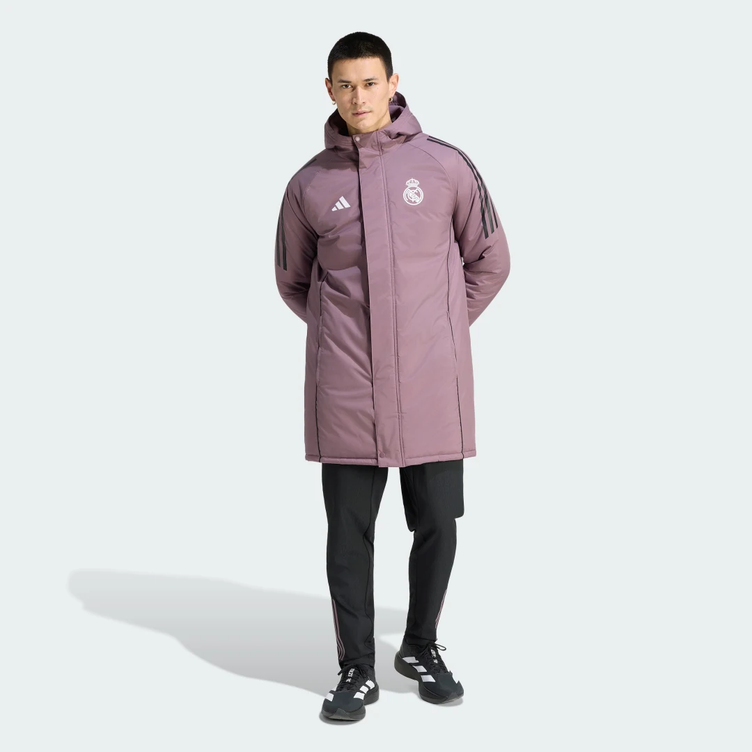Detalle de Parka Real Madrid 25/26 Stadium de Adidas: estilo y abrigo para seguidores fieles