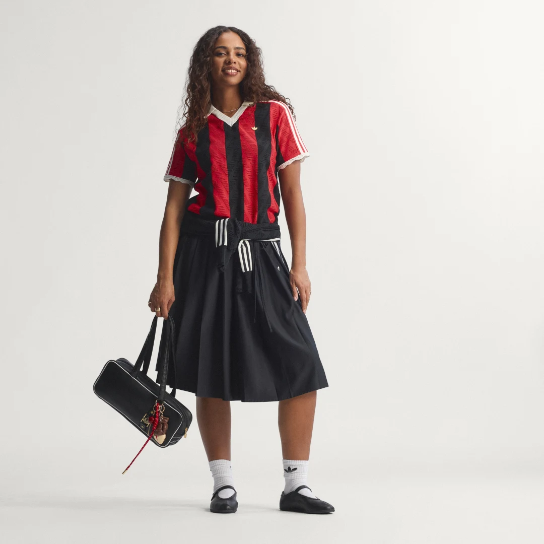Detalle de Polo de Manga Corta Adidas, color Rojo – versátil para sport y casual