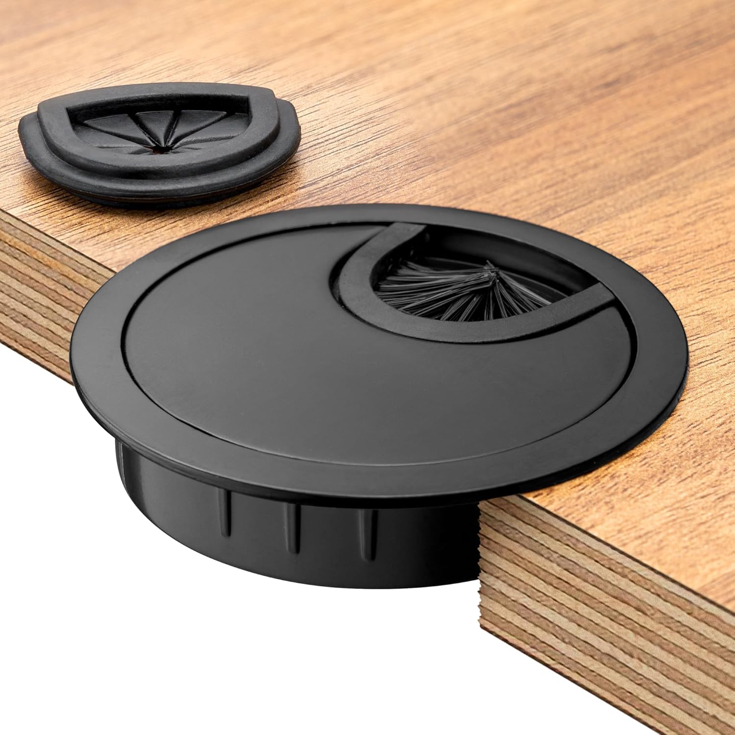 Detalle de BRUCE. Premium Passacavi Scrivania 60 mm – Tappo Passacavo in Metallo Nero, con Spazzola e Gommino Sostituibili