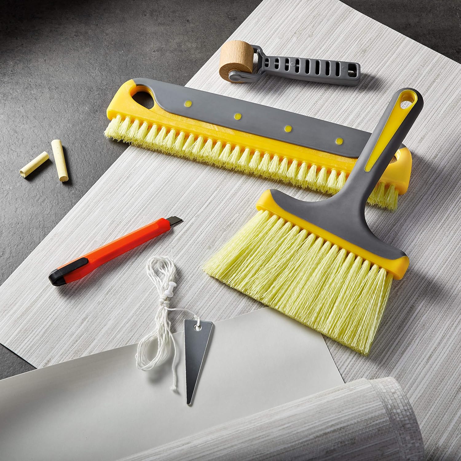 Detalle 1 de Amazon Basics Tapezier-Set, 7-teilig mit Bürsten mit weichen Griffen