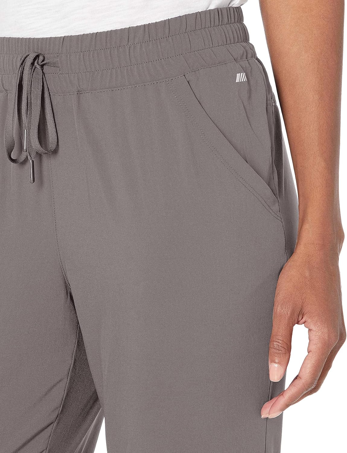 Detalle de Amazon Essentials Women's Active Performance Stretch Woven 23.5" Inseam Crop Jogger Trousers