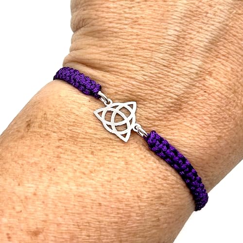 Detalle 2 de MASBARATA pulsera de macramé con triqueta en plata de ley (morado)