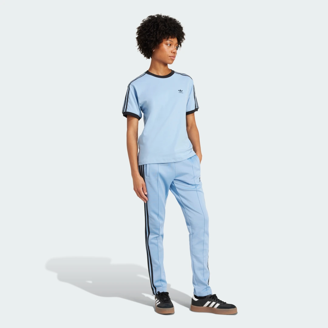 Detalle de Pantalón Adicolor SST de Adidas – azul, para look urbano y cómodo uso diario