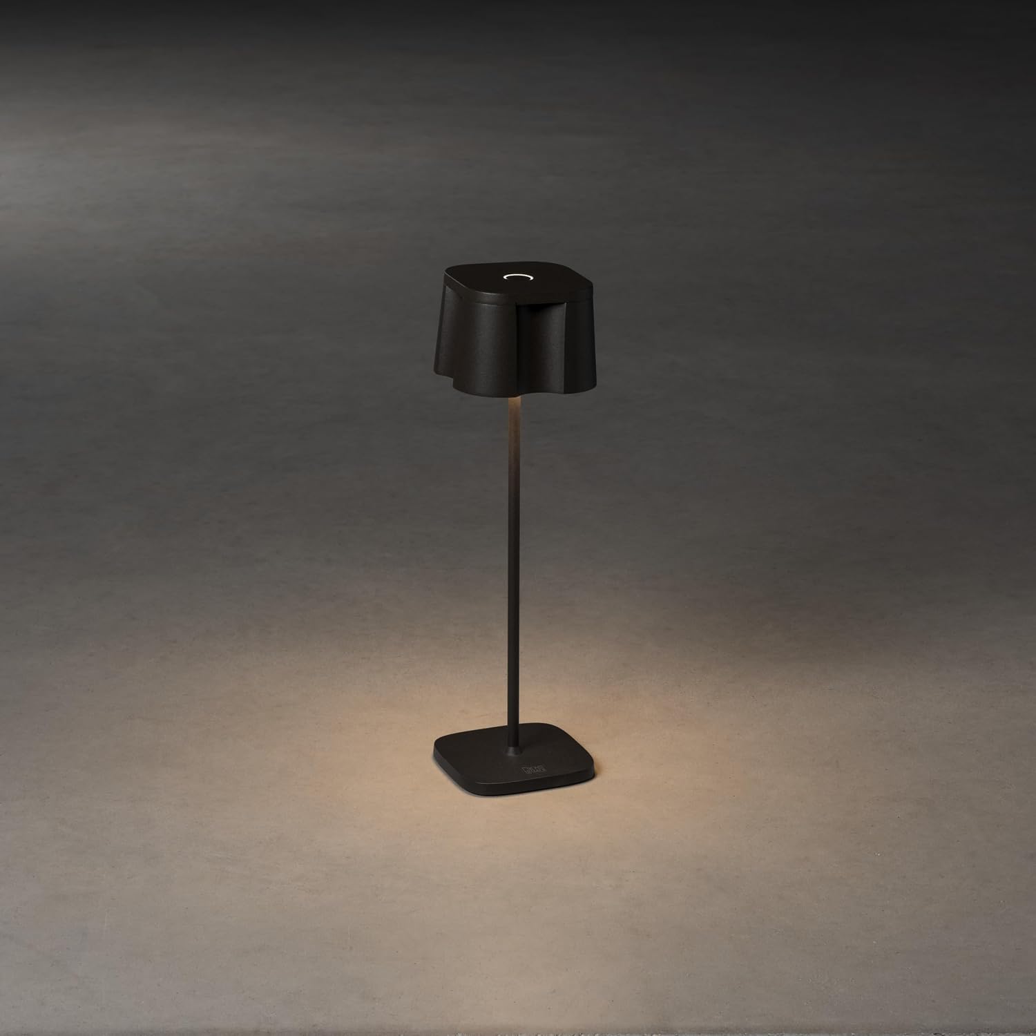 Detalle 1 de Konstsmide Nice 7818-750 – lampa stołowa LED z aluminium, IP54 i USB-C